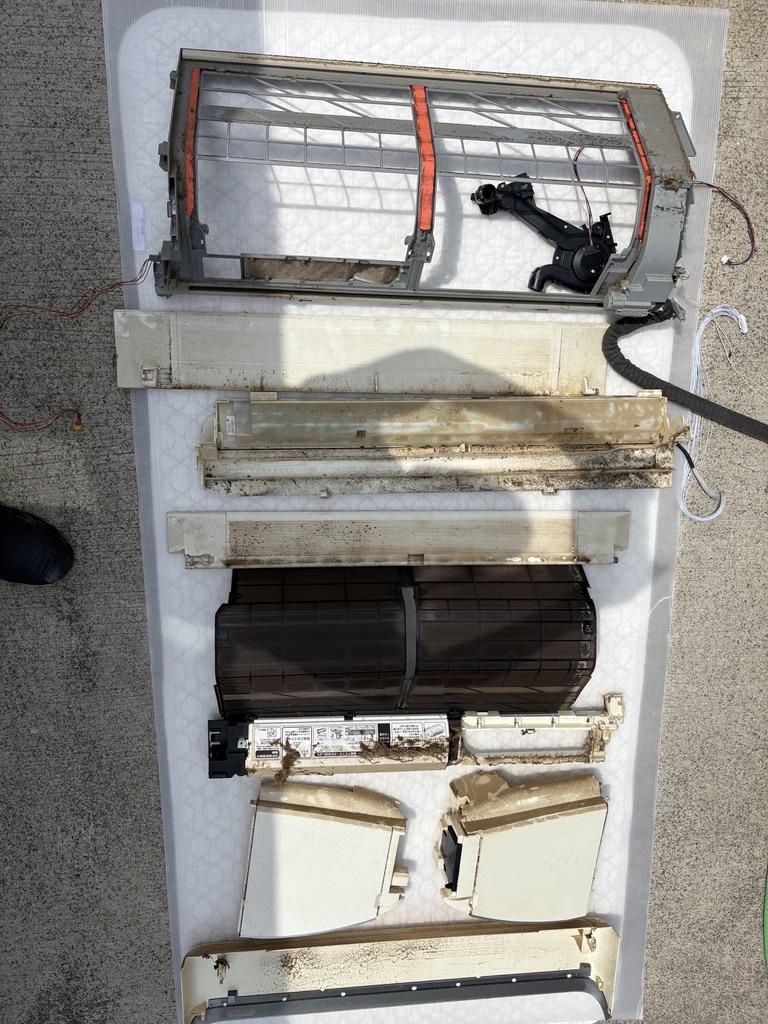 お掃除機能付きエアコン 洗浄前