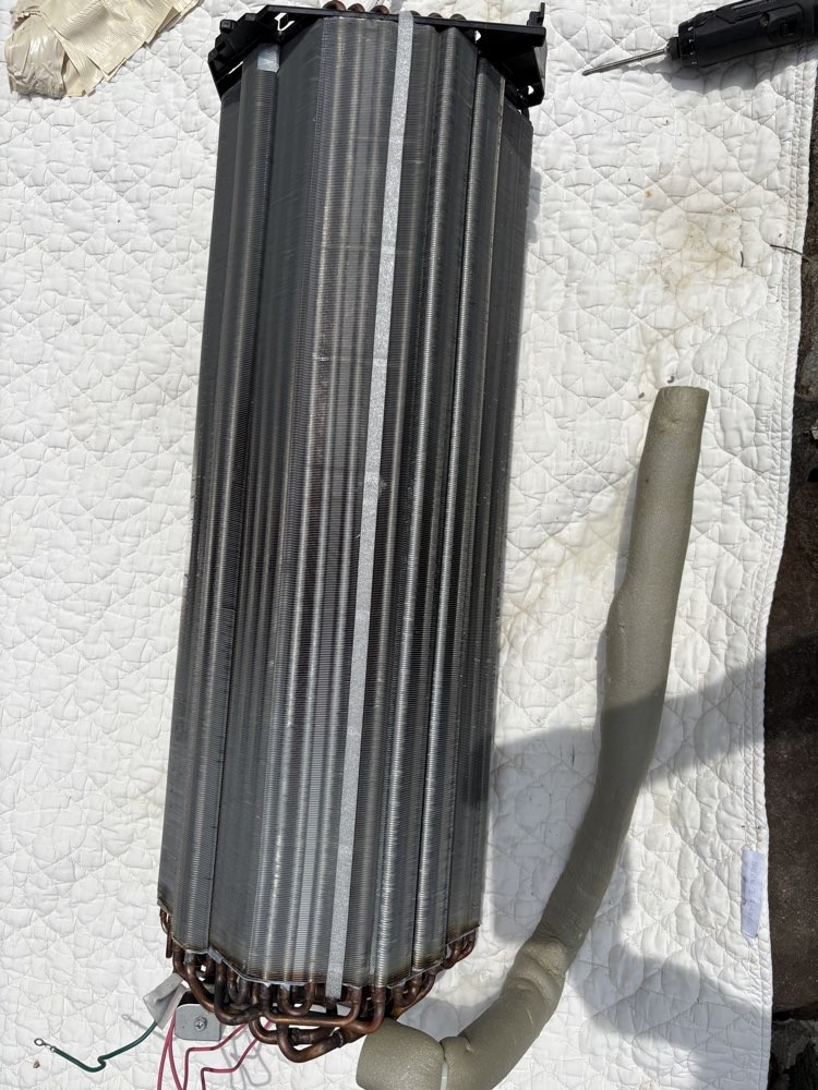 日立ルームエアコンの熱交換器。汚れが水飛び・水漏れの原因になります