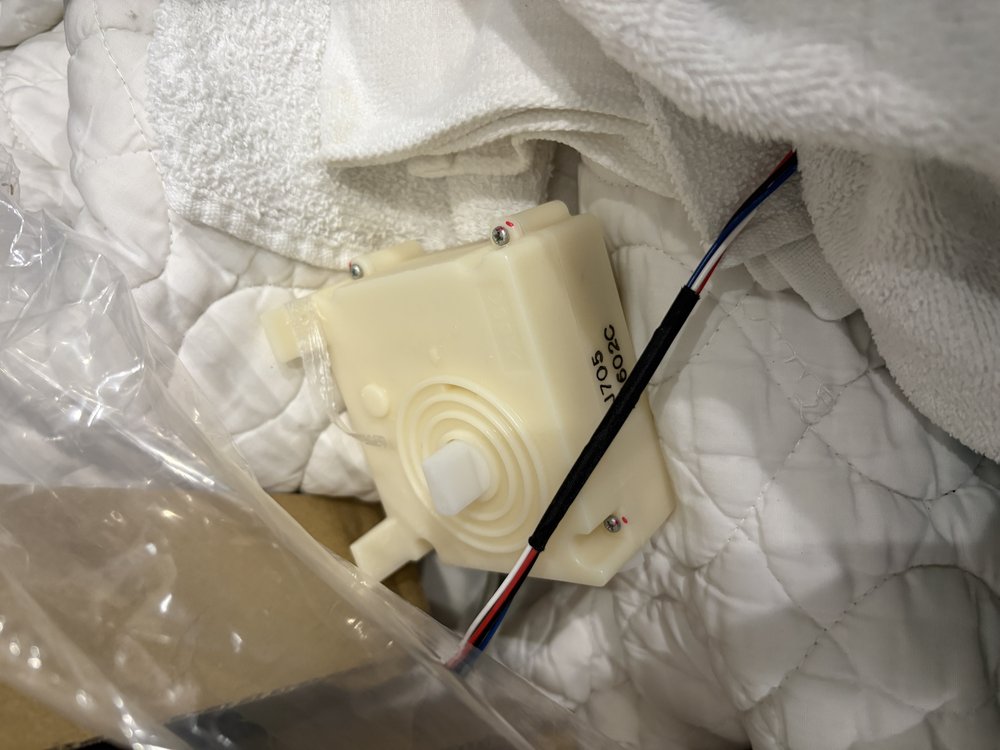 あわせて交換した日立冷蔵庫の純正モーター部品（新品）
