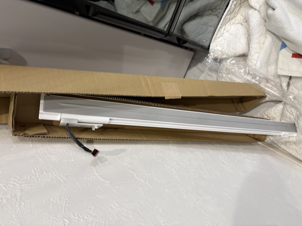 日立冷蔵庫のフレンチドア用回転仕切り（結露防止ヒーター内蔵）の新品部品